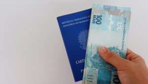 carteira de trabalho assinada garante salário mínimo