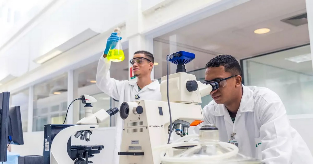 Jovem Aprendiz Petrobras em laboratório